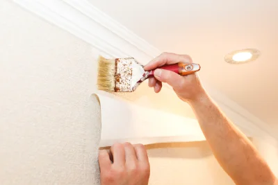 Pose de papier peint à Letia — revêtements muraux et toiles de verre